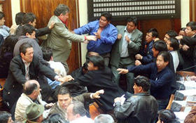 Pelea entre legisladores bolivianos por la decisión de juzgar a cuatro miembros del tribunal constitucional por 'obstrucción de la justicia'. (AP)