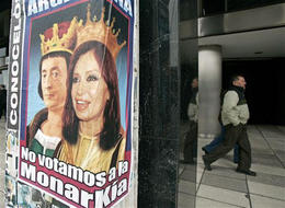Un cartel contra el presidente argentino y la primera dama-candidata presidencial: 'No votamos a la monarquía'. (AP) Un cartel contra el presidente argentino y la primera dama-candidata presidencial: 'No votamos a la monarquía'. (AP)