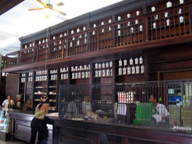 La farmacia de la calle Obispo, en La Habana: adornos en las estanterías