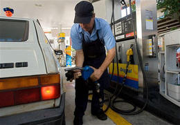 Una estación de Sao Paolo en la que los automóviles llenan sus tanques con etanol Una estación de Sao Paolo en la que los automóviles llenan sus tanques con etanol
