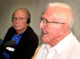 José Ramón Fernández (dcha.), durante una conferencia, junto al ex secretario de Defensa de EE UU, Robert McNamara. (AP)