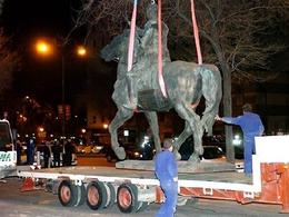 Retirada en Madrid de una estatua del ex dictador español Francisco Franco. Retirada en Madrid de una estatua del ex dictador español Francisco Franco.