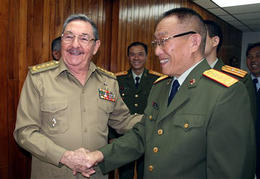 Raúl Castro recibe al ministro de Defensa chino Cao Gangchuan Raúl Castro recibe al ministro de Defensa chino Cao Gangchuan