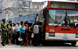 Habaneros hacen cola para abordar el transporte público Habaneros hacen cola para abordar el transporte público