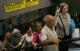 La activista norteamericana Cindy Sheehan, acompañada del reverendo bautista Raúl Suárez y Medea Benjamin. (AP) La activista norteamericana Cindy Sheehan, acompañada del reverendo bautista Raúl Suárez y Medea Benjamin