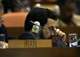 Un miembro de la delegación iraní duerme durante la sesión final de la Cumbre de los NOAL Un miembro de la delegación iraní duerme durante la sesión final de la Cumbre de los NOAL