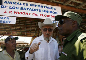Ramón Castro visita un puesto de EE UU durante la Feria Agropecuaria de La Habana