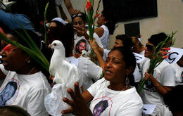 Las Damas de Blanco piden la libertad de los presos ante el Ministerio de Justicia Las Damas de Blanco piden la libertad de los presos ante el Ministerio de Justicia