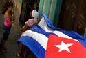 Dos mujeres conversan en una calle de La Habana Dos mujeres conversan en una calle de La Habana