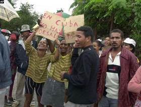Manifestación tras un desalojo en una casa de La Habana. Desalojo