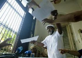 Babalawo Lázaro Cuesta, durante la presentación de la Letra del Año 2006