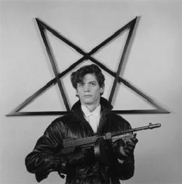 Autorretrato del controvertido homosexual Robert Mapplethorpe exhibido en La Habana. Autorretrato del controvertido homosexual Robert Mapplethorpe exhibido en La Habana.