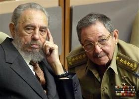 Fidel y Raúl Castro durante una sesión de la Asamblea Nacional