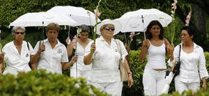 Las Damas de Blanco caminan por una calle de Miramar