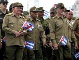 El 'presidente interino' Raúl Castro, flanqueado por los comandantes de la revolución Juan Almeida y Ramiro Valdés El 'presidente interino' Raúl Castro, flanqueado por los comandantes de la revolución Juan Almeida y Ramiro Valdés