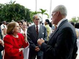 Hilda Molina junto a Michael Parmly, jefe de la SINA. Hilda Molina junto a Michael Parmly, jefe de la SINA.