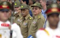 Raúl Castro (dcha.), junto a Juan Almeida y Ramiro Valdés