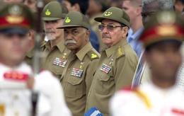 Raúl Castro (dcha.), junto a Juan Almeida y Ramiro Valdés Raúl Castro (dcha.), junto a Juan Almeida y Ramiro Valdés