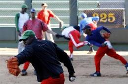 Pitcher Pedro Luis Lazo, durante los entrenamientos previos al Clásico