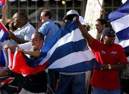 Los cubanos celebran en Miami. (AP)