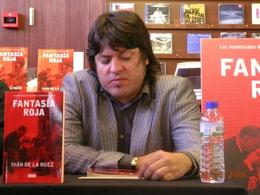 El escritor Iván de la Nuez, durante la presentación de 'Fantasía Roja' en Barcelona El escritor Iván de la Nuez, durante la presentación de 'Fantasía Roja' en Barcelona