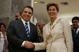 Felipe Pérez Roque junto a la canciller colombiana, Carolina Barco. (AP) Felipe Pérez Roque junto a la canciller colombiana, Carolina Barco. (AP)