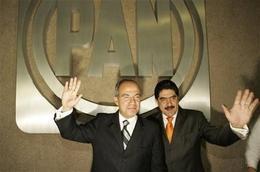 Felipe Calderón (izq.), junto al presidente del PAN, Manuel Espino, tras la victoria electoral Felipe Calderón (izq.), junto al presidente del PAN, Manuel Espino, tras la victoria electoral