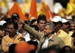 López Obrador durante una manifestación en demanda del recuento de los votos. (AP) López Obrador durante una manifestación en demanda del recuento de los votos. (AP)