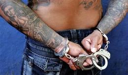 Un miembro de Mara Salvatrucha es presentado a la prensa por la policía de San Salvador Un miembro de Mara Salvatrucha es presentado a la prensa por la policía de San Salvador