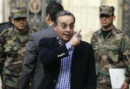 El presidente de Colombia, Álvaro Uribe, ejerce el voto en las elecciones legislativas El presidente de Colombia, Álvaro Uribe, ejerce el voto en las elecciones legislativas