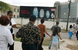 Una fila de personas para acceder a la Oficina de Intereses de EE UU en La Habana Una fila de personas para acceder a la Oficina de Intereses de EE UU en La Habana