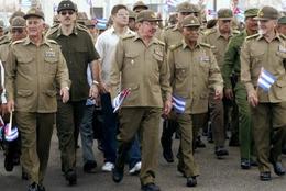 Raúl Castro, rodeado de comandantes y generales, durante una 'marcha' política Raúl Castro, rodeado de comandantes y generales, durante una 'marcha' política