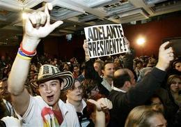Simpatizantes de Uribe festejan la victoria electoral Simpatizantes de Uribe festejan la victoria electoral