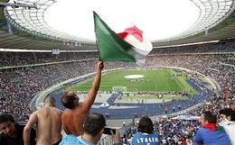 Aficionados italianos celebran la victoria de su selección en la Copa Mundial de Fútbol. (AP) Aficionados italianos celebran la victoria de su selección en la Copa Mundial de Fútbol. (AP)