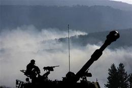 Soldados israelíes en una pieza de artillería, en la ofensiva contra Hezbolá
