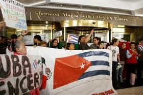 Protesta de mexicanos pro Castro frente al hotel Sheraton