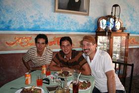 Roberto Peralo y Harold Cárdenas, miembros del blog “La Joven Cuba”, con Ted Henken en Matanzas