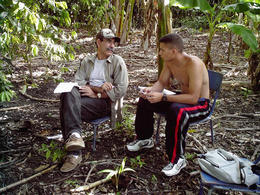 EliÃ©cer Ãvila (dcha), junto al periodista Alberto MÃ©ndez CastellÃ³, en Puerto Padre, Las Tunas.