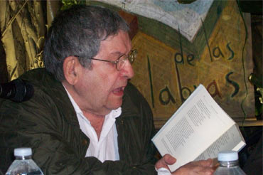 El poeta, narrador y dramaturgo José Triana, durante una presentación en Miami, en la tertulia literaria La Otra Esquina de las Palabras