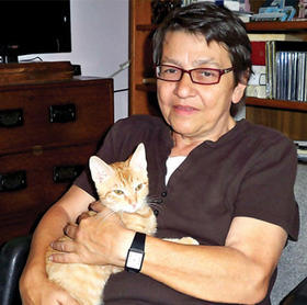 La escritora Lilliam Moro y su gato Tarekito