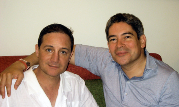 El showman y escritor Boris Izaguirre (dcha.), junto al entrevistador, Alberto Lauro. (LIEN CARRAZANA)