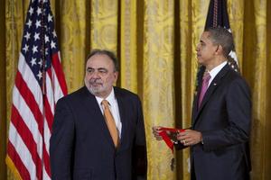 El presidente Barack Obama se dispone a imponer la Medalla Nacional de las Humanidades 2011 al ensayista e historiador cubanoamericano Roberto González Echevarría, el 2 de marzo de 2011
