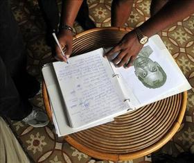 En la imagen se observa el libro de condolencias por la muerte del disidente Orlando Zapata Tamayo. EFE/Archivo Libro de condolencias