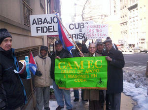 Manifestación ante la misión cubana ante la ONU, Nueva York en protesta por el cuarto aniversario del encarcelamiento de 75 opositores