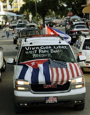 Banderas cubanas y americanas por las calles de la Pequeña Habana.