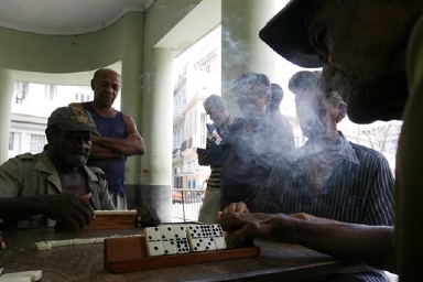 Un grupo de cubanos juega dominó en una calle de la Habana Vieja Un grupo de cubanos juega dominó en una calle de la Habana Vieja