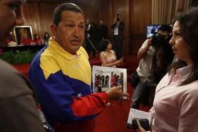 El presidente venezolano, Hugo Chávez, muestra una fotografía de él con Fidel Castro a la prensa internacional en el Palacio de Miraflores, Caracas.