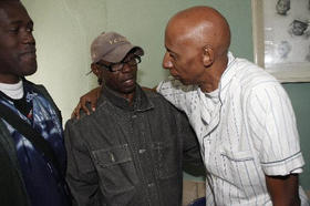 Opositores cubanos se reúnen con el disidente Guillermo Fariñas en Santa Clara.