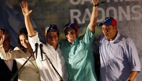 Los líderes opositores venezolanos celebran el éxito de las primarias y la victoria de Capriles.