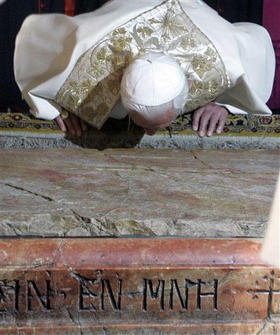 El Papa Benedicto XVI durante la visita a la Iglesia del Santo Sepulcro, en Jerusalén, el 15 de mayo de 2009. (AP)
